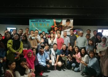 TEO NIE CHING (tengah) bergambar dengan penduduk Kulai yang hadir menonton tayangan filem Anwar: The Untold Story di TGV AEON Mall Kulaijaya, Kulai.