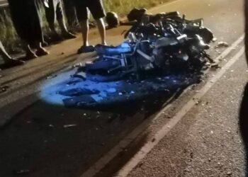 DUA remaja maut apabila motosikal ditunggang mereka bertembung di Kilometer 3, Jalan Kampung Tengah, Segamat.