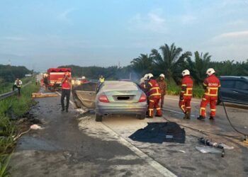 ANGGOTA bomba memadamkan kebakaran kereta Mercedes-Benz yang terlibat dalam kemalangan dengan sebuah Toyota Sienta di Kilometer 172.2, Johor Bahru-Seremban berhampiran persimpangan Kampung Kwongsai, Segamat.