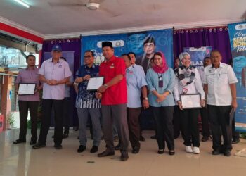 MOHAMED KHALED NORDIN (tiga dari kiri) menghadiri Program Semarak Komuniti Kota Tinggi bersama UMT di Sekolah Kebangsaan (SK) Sedili Besar, Kota Tinggi.