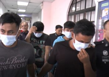 EMPAT rakan mengaku tidak bersalah atas tuduhan merogol dan melakukan amang seksual terhadap remaja berusia 14 tahun di Mahkamah Sesyen Johor Bahru.