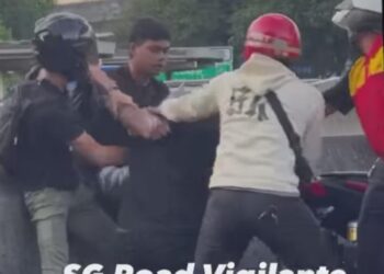 TANGKAP layar rakaman video pergaduhan membabitkan dua penunggang motosikal yang terpaksa dileraikan oleh beberapa penunggang lain di laluan keluar CIQ BSI, Johor Bahru