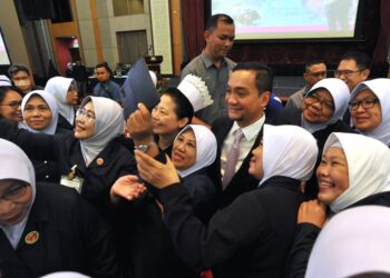 ONN HAFIZ GHAZI berswafoto dengan sebahagian  jururawat yang menghadiri Majlis Sambutan Hari Jururawat Antarabangsa Peringkat Negeri Johor di Pusat Konvensyen Antarabangsa Persada Johor, Johor Bahru.