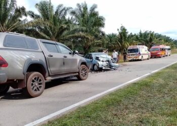 KEMALANGAN membabitkan dua kenderaan mengorbankan tiga mangsa, manakala lima yang lain cedera di Jalan Sengkang Teratai, Kampung Melepang Gantian, Bukit Gambir, Tangkak.