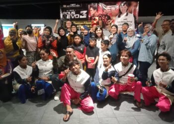 TEO NIE CHING (tengah) bergambar bersama-sama Komuniti Polis Kulai sempena program tonton filem Polis Evo 3 di AEON Kulaijaya, Kulai.