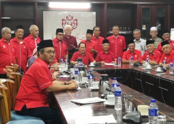 AHMAD MASLAN (tengah) mempengerusikan Mesyuarat Veteran UMNO Johor di Bangunan UMNO Johor, Johor Bahru.