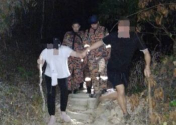 TIGA beranak yang sesat di kaki Gunung Lambak dibawa turun oleh pasukan menyelamat selepas ditemukan pada pukul 11.23 malam.