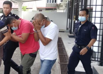 DUA lelaki dibawa ke Mahkamah Majistret Kulai untuk tahanan reman kerana disyaki menyamar sebagai anggota polis yang cuba menahan kenderaan awam di KM 41.5, Lebuhraya Utara-Selatan arah utara.