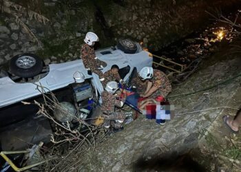 ANGGOTA bomba mengeluarkan mayat seorang lelaki yang tersepit apabila pacuan empat roda dipandunya terbabas lalu terjatuh dalam longkang sedalam lima meter di Taman Puteri, Kulai.