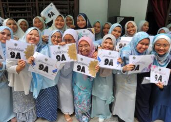 PARA pelajar Sekolah Tun Fatimah, Johor Bahru yang mendapat keputusan cemerlang dalam SPM 2022 gembira sambil menunjukkan keputusan masing-masing.