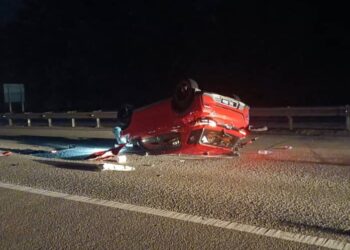 KERETA mangsa terbalik selepas melanggar belakang sebuah lori di Kilometer 29.5, Lebuhraya Utara-Selatan arah utara di Kulai.