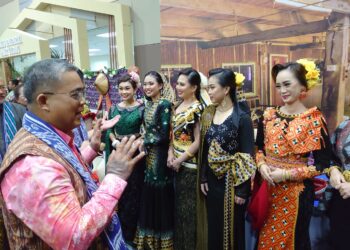 AARON AGO DAGANG (kiri) beramah mesra dengan peserta pertandingan 'Unity Fashion Show' sempena Program Ramah Tamah Uniti Kaamatan dan Gawai Tahun 2023 di Dewan Taman Mawar, Pasir Gudang.
