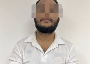 SEORANG lelaki ditahan kerana disyaki menggunakan resit palsu untuk membeli telefon bimbit iPhone 14 Pro Max di sebuah kedai di Kulai.