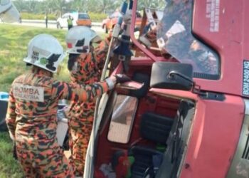 Pasukan bomba mengeluarkan mangsa yang maut tersepit dalam kemalangan di Kilometer 150, Lebuhraya Utara-Selatan, arah selatan berhampiran Bukit Gambir, Tangkak.