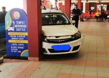 SEORANG suri rumah yang memandu tanpa lesen merempuh sebatang tiang bangunan di lobi utama HSA Johor Bahru.