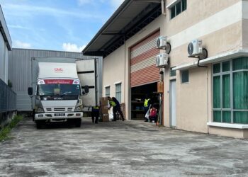 MDA melakukan serbuan ke atas sebuah syarikat yang mengedar peralatan perubatan tidak berdaftar dan tanpa lesen di Batu Pahat.