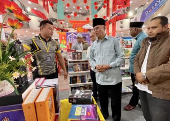 NAJMI Ahmad (tengah) melawat gerai pada Program Jualan Buku di sebuah pasar raya di Alor Setar. -UTUSAN/JAMLIAH ABDULLAH