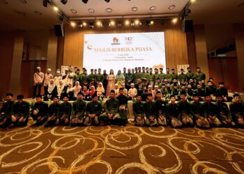 SERAMAI 100 orang anak-anak yatim diraikan pada Majlis Berbuka Puasa bersama Yayasan Matrix Concepts di Bandar Sri Sendayan, Seremban, semalam.-UTUSAN/ZAKKINA WATI AHMAD TARMIZI.