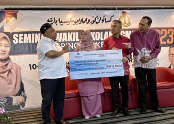 FADHLINA Sidek (dua kiri) ketika hadir merasmikan Seminar Wakil Sekolah KGMMB di Alor Setar.