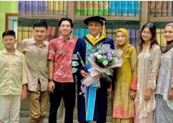AHMAD Idham bersama keluarga selepas menerima Ijazah Doktor Pengurusan.