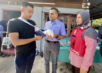 MOHD. NIZAM Hamid (kiri) menerima kunjungan Dr. Mohammed Azman Aziz (tengah) dan Sayani Saidon di rumahnya di Bukit Besar, Kota Sarang Semut di Alor Setar.