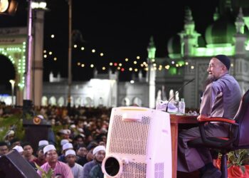 USTAZ Azhar Idrus ketika menyampaikan tazkirah berkaitan Israk Mikraj sempena Karnival Kedah Sejahtera di Dataran Medan Bandar, Alor Setar.