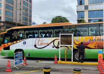 BAS yang membawa Ahli Parlimen meninggalkan Istana Negara. - UTUSAN/FARIZ RUSADIO