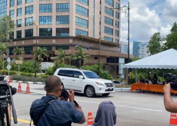 KENDERAAN yang membawa Ahmad Zahid Hamidi tiba di Istana Negara. - UTUSAN/FARIZ RUSADIO