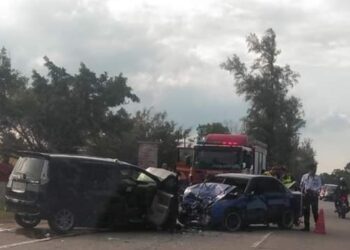 KEADAAN kereta Perodua Alza dan Toyota Corolla yang remuk dalam kemalangan di Kilometer 32.5, Jalan Kuala Terengganu-Kuantan berhampiran Penjara Marang, Marang, Terengganu petang semalam.