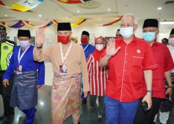 NAJIB Tun Razak (kanan) ketika tiba di PWTC, Kuala Lumpur sempena Perhimpunan Agung UMNO 2020. Turut kelihatan Ahmad Zahid Hamidi dan Ahmad Maslan.