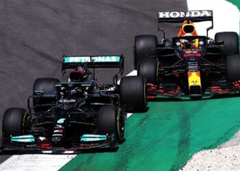 LEWIS Hamilton bersaing hebat dengan Max Verstappen sepanjang perlumbaan Formula Satu (F1) musim ini.-AFP