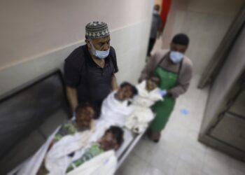 MAYAT tiga kanak-kanak dari keluarga Al-Tanani dan Zaayter yang terkorban semasa serangan udara diusung di Hospital Beit Lahya, utara Gaza. -AFP