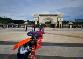 PETUGAS media berkumpul di hadapan Istana Negara menunggu ketibaan Perdana Menteri bagi menghadap Yang di-Pertuan Agong hari ini di Pintu 1, Istana Negara, Kuala Lumpur. UTUSAN/AFIQ RAZALI