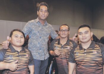 GUSTIN Jenang (dua dari kanan) dengan dua anaknya, Bryan Junency (kanan) dan Bonnie Bunyau (kiri), bersama Menteri Belia dan Sukan ketika itu, Khairy Jamaluddin sewaktu meninjau persiapan Sukan Para ASEAN 2017.