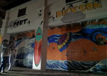MURAL di Jalan Raja Aman Shah, Port Dickson yang sebelum ini ceria dengan cahaya lampu pada waktu malam kini namun kembali suram lampu yang dipasang dipercayai dicuri oleh pihak yang tidak bertanggungjawab.-UTUSAN/MOHD. SHAHJEHAN MAAMIN