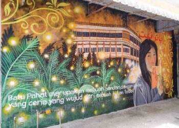 MURAL yang terdapat di sebuah bangunan di Batu Pahat yang menunjukkan gambar seorang wanta Jepun memegang buku karya Kaneko Mitsuharu di depan bangunan Japan Club Batu Pahat. – IHSAN PENULIS