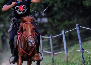 Memanah sambil menunggang kuda memerlukan fokus dan ketajaman mata.