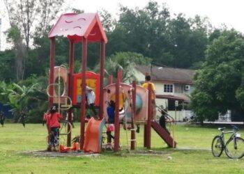 KEADAAN taman permainan di Taman Kantan
Permai, Kajang yang uzur dan rosak boleh
mengundang bahaya kepada kanak-kanak.