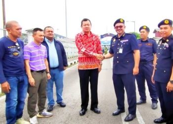 ANIRUD Buaon (empat dari kiri) bersalam dengan Mohd. Misuari Abdullah semasa turun padang meninjau Stesen Kawalan Sempadan Rantau Panjang, Kelantan hari ini. - UTUSAN/YATIMIN ABDULLAH
