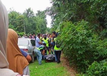 ANGGOTA polis mengeluarkan mayat wanita hamil tujuh bulan yang maut selepas ditembak dalam kejadian di Kampung Teresek, Repek, Pasir Mas, Kelantan semalam.