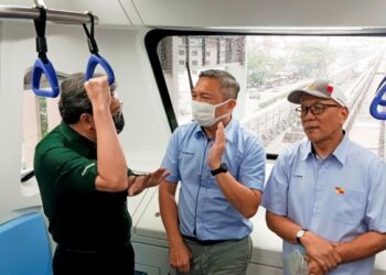 NG Sze Han (tengah) bersama Exco Infrastruktur dan Pertanian, Izham Hashim (kanan) diiringi, Ketua Pegawai Eksekutif MRT Corp, Datuk Mohd. Zarif Hashim meninjau kemudahan MRT di Laluan MRT2, baru-baru ini.