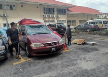 NORIZAT Abdul malik bersama anaknya melihat kerosakan kereta mereka selepas ditimpa limpahan air tangki yang pecah dari tingkat 12 Blok B Apartmen Penaga Mas, Taman Mas, Sepang, Selangor.UTUSAN/PETAH WAZZAN ISKANDAR