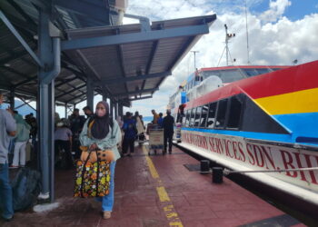 PENUMPANG yang tiba ke Terminal Feri Langkawi selepas menaiki perkhidmatan feri dari Kuala Kedah. -GAMBAR HIASAN