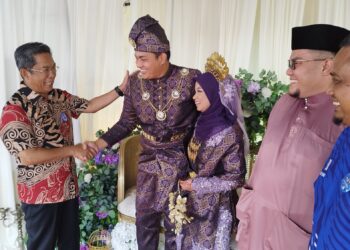 JALALUDDIN Alias (kiri) beramah mesra dengan Syed Abdul Basit Syed Mohamad dan Sharifah Nurul Hayati Syed Yusainee pada majlis perkahwinan pasangan itu di Kuala Klawang dekat Jelebu.-UTUSAN/NAZARUDIN SHAHARI.