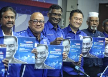 P. Kamalanathan (tiga dari kiri) ketika membentangkan Perancangan Kemakmuran Port Dickson pada sidang akhbar di Port Dickson hari ini.-UTUSAN/MOHD. SHAHJEHAN MAAMIN.