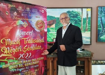 DR. AHMADRASHIDI Hasan menunjukkan bunting Konsert Muzik Tradisional Negeri Sembilan 2022 yang akan berlangsung pada 17 dan 18 Disember ini di Seremban.-UTUSAN/NAZARUDIN SHAHARI.