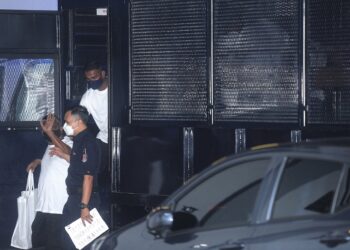 SERAMAI 10 orang ahli 'Geng Kabali' dibawa ke Mahkamah Tinggi Seremban hari ini atas pertuduhan menganggotai kumpulan jenayah terancang.-UTUSAN/MOHD. SHAHJEHAN MAAMIN.