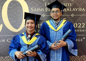 MOHD. Sufri Syahrifuddin (kiri) bersama rakan baiknya, Mohd. Amirol Ridzuan Aripin selepas mereka menerima Ijazah Sarjana Muda Dakwah dan Pengurusan Islam sempena Majlis Konvokesyen Ke-20 USIM di Dewan Tuanku Canselor, USIM, Nilai, Seremban hari ini.-UTUSAN/ZAKKINA WATI AHMAD TARMIZI.