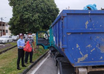 NICOLE Tan Lee Koon memeriksa satu lokasi pembuangan sampah kitar semula di Taman Bukit Galena dekat Seremban hari ini.-UTUSAN/NAZARUDIN SHAHARI.