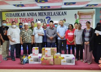 ISMAIL Ahmad (tujuh dari kanan) dan Mohd. Nizam Tajul Arus (enam dari kanan) bergambar bersama para pemenang kempen Jom Bayar Cukai Tanah 2023 Pejabat Daerah dan Tanah Seremban di Seremban hari ini.-UTUSAN/NAZARUDIN SHAHARI.